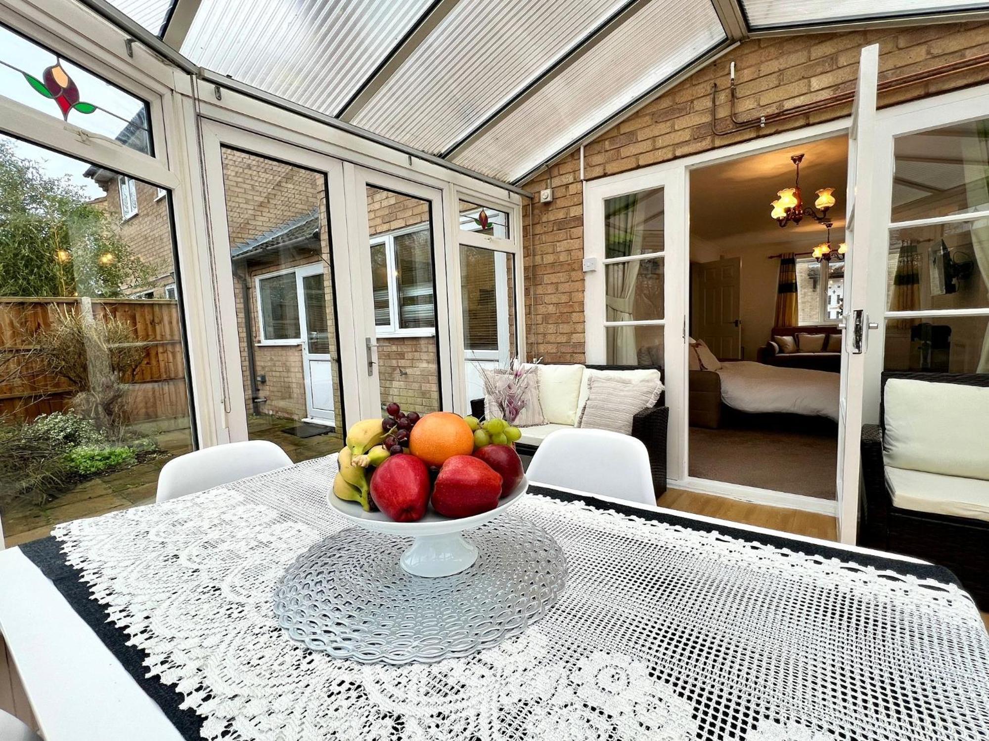 J&j 5 Bedroom Detached House In With Parking Holiday home