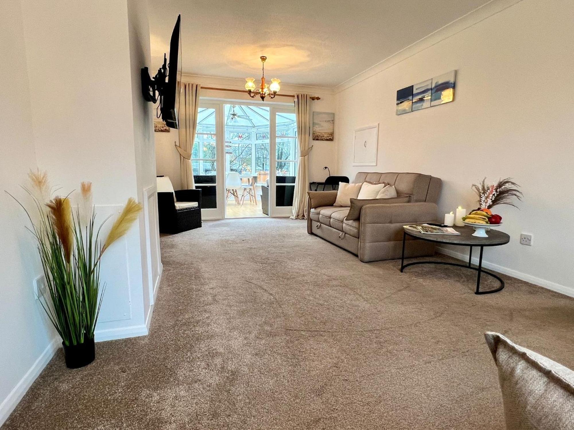 J&j 5 Bedroom Detached House In With Parking *
