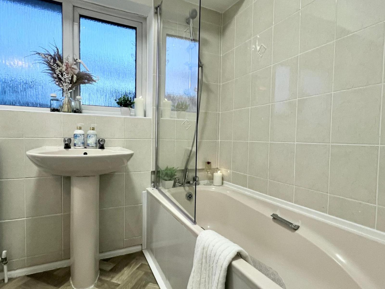 J&j 5 Bedroom Detached House In With Parking * Peterborough