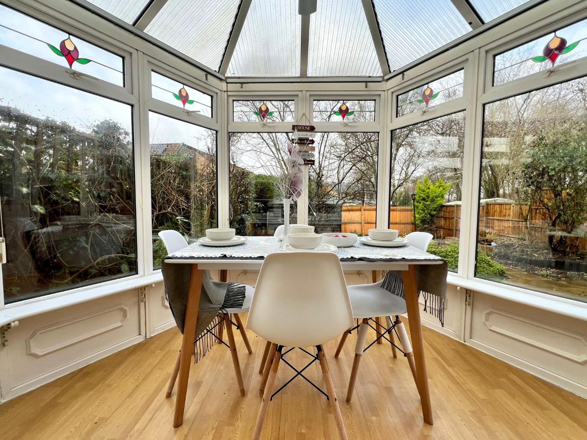 J&j 5 Bedroom Detached House In With Parking