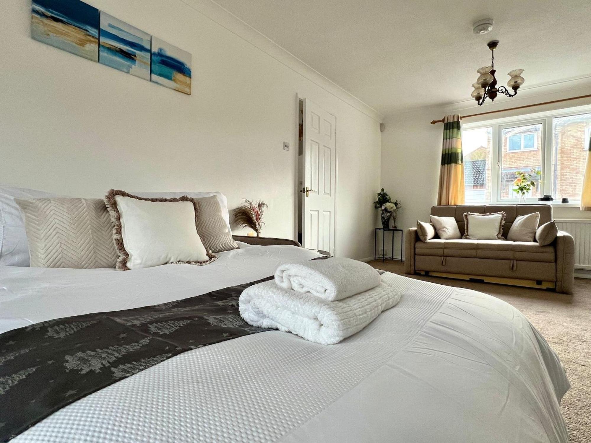 Holiday home J&j 5 Bedroom Detached House In With Parking *