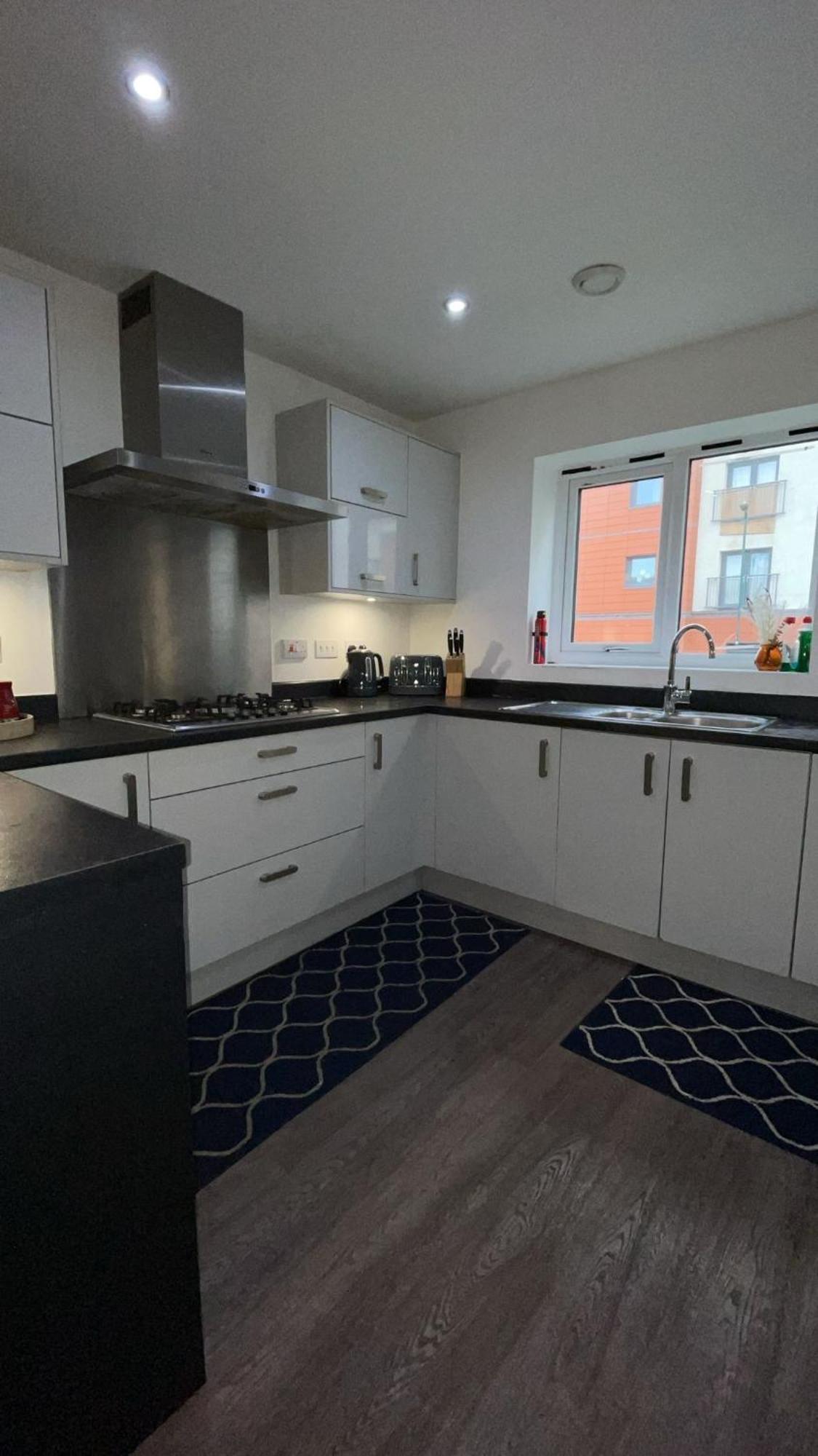 Spacious & Modern 3 Bed House Apartment