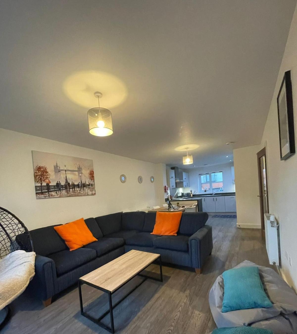 Apartment Spacious & Modern 3 Bed House