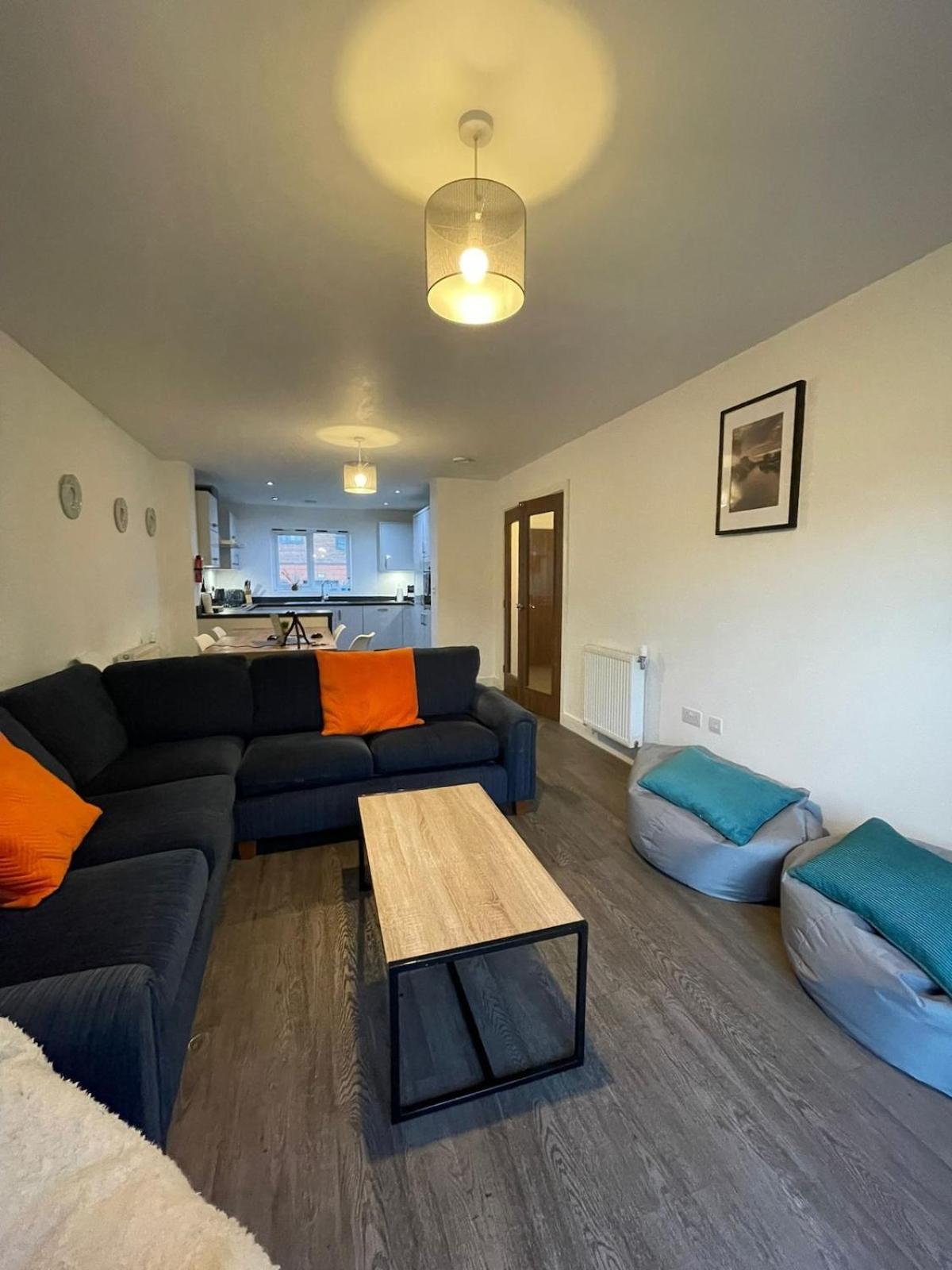Spacious & Modern 3 Bed House