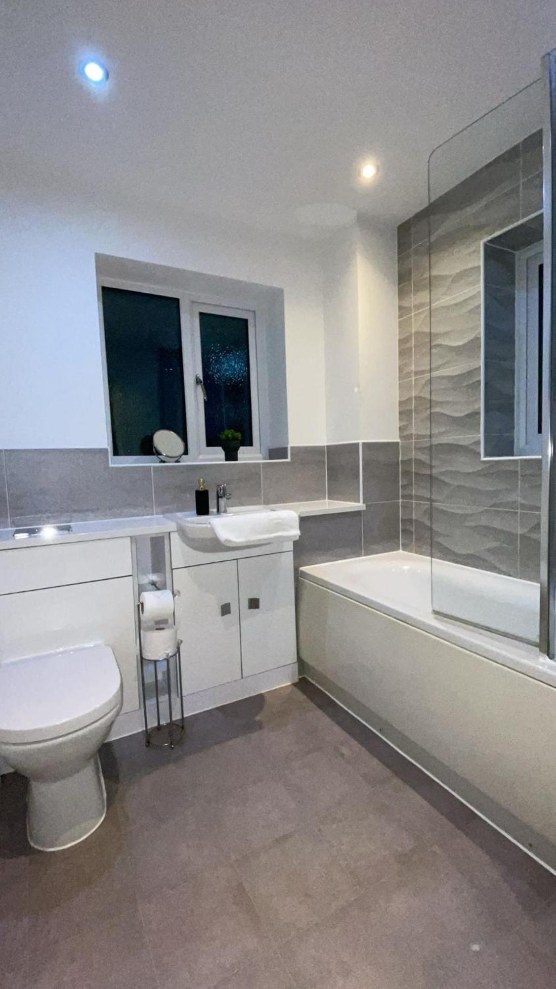 Apartment Spacious & Modern 3 Bed House