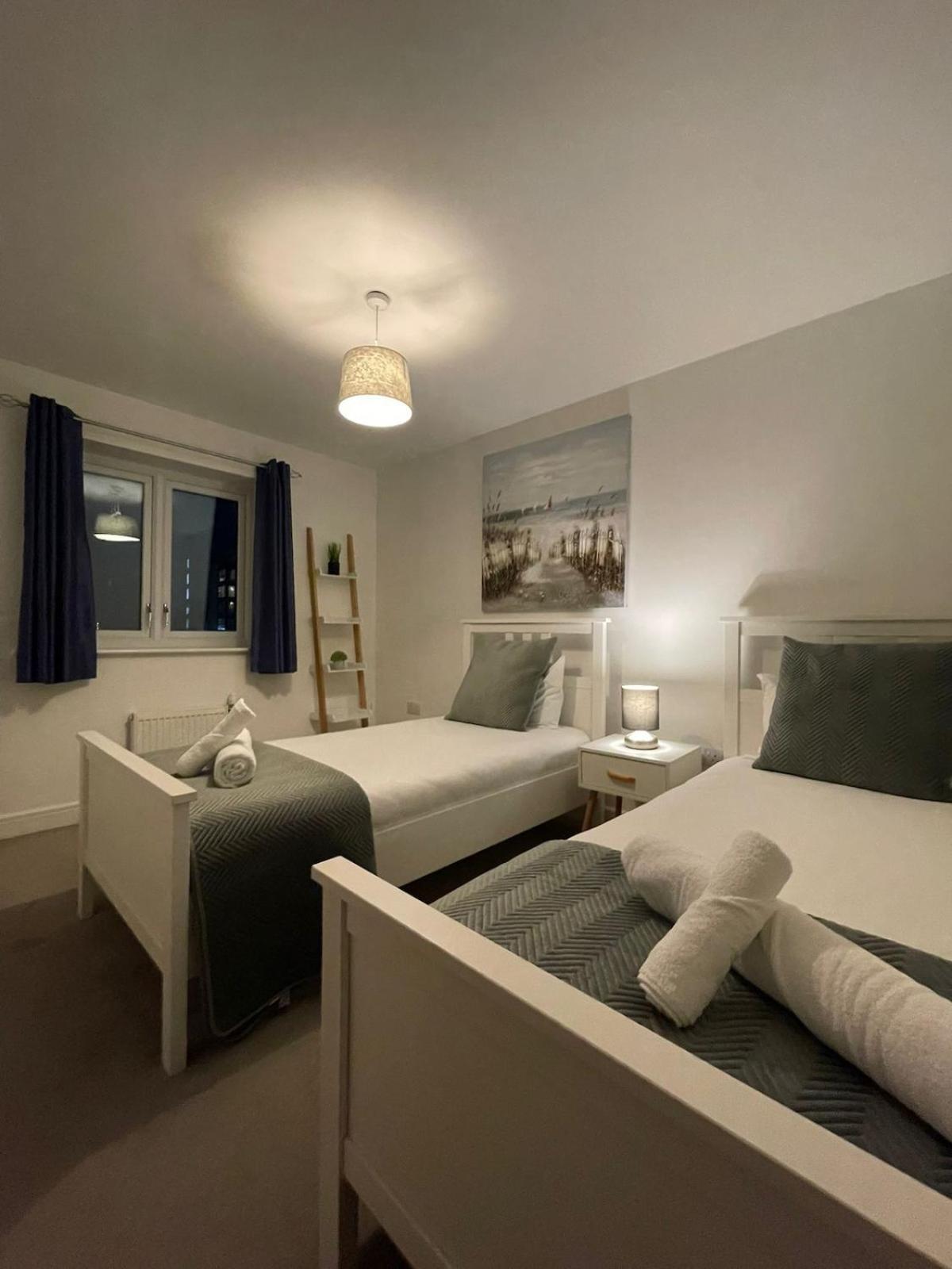Spacious & Modern 3 Bed House Apartment Peterborough