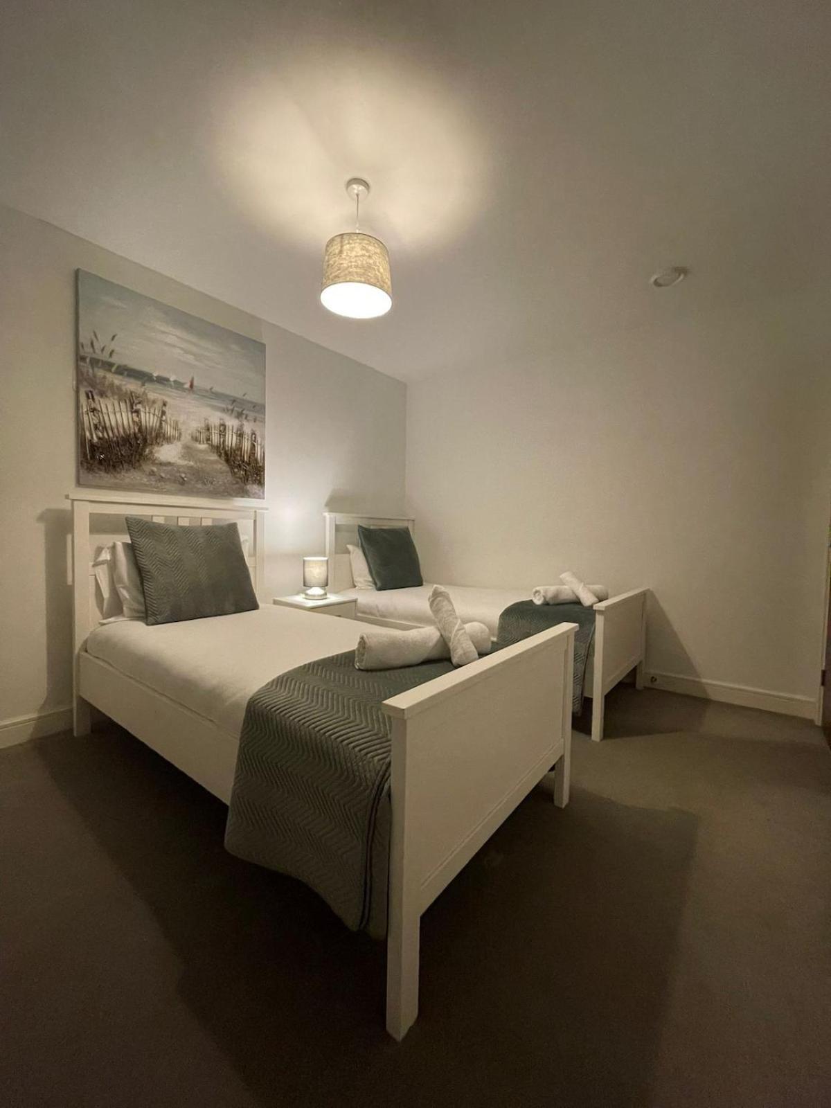 Spacious & Modern 3 Bed House Apartment *