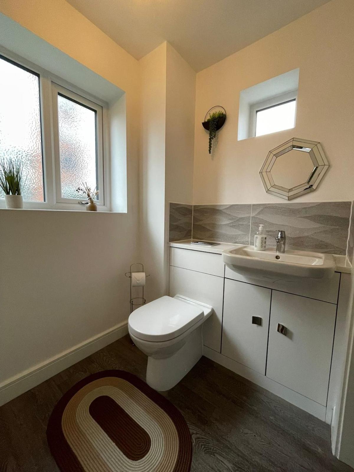 Spacious & Modern 3 Bed House *