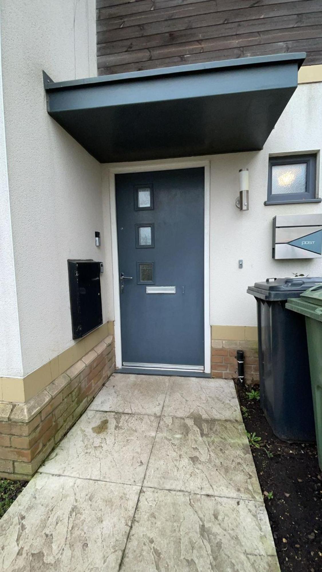 Spacious & Modern 3 Bed House Apartment *