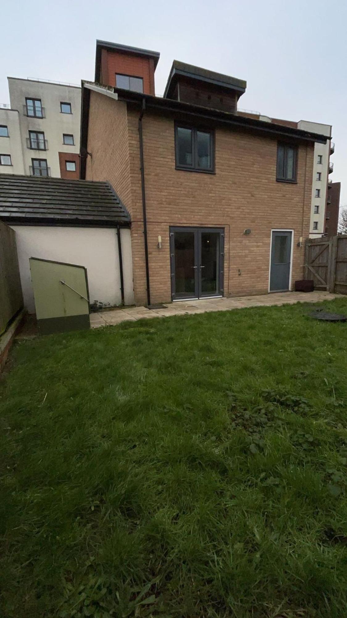 Spacious & Modern 3 Bed House Apartment