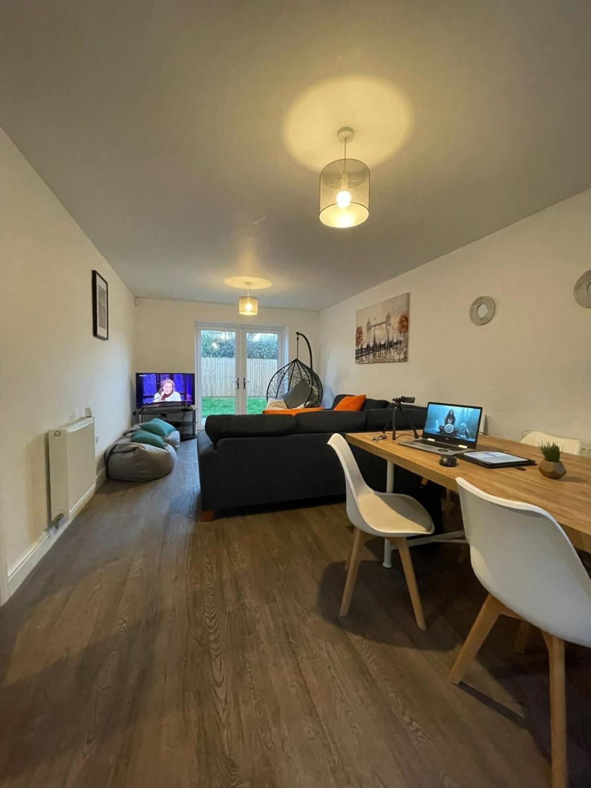Spacious & Modern 3 Bed House