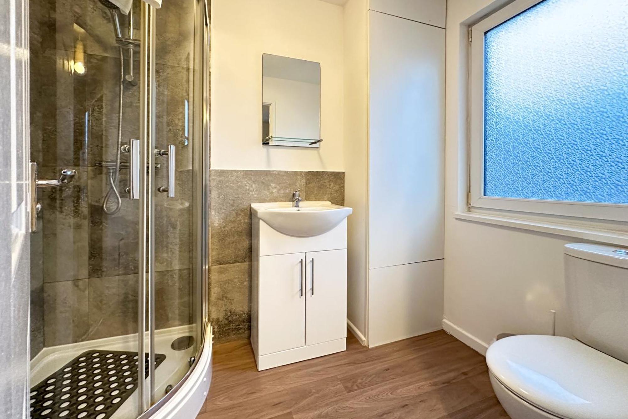 Elegant Contractor House: 6-bedroom Serviced With Free Wi-fi
