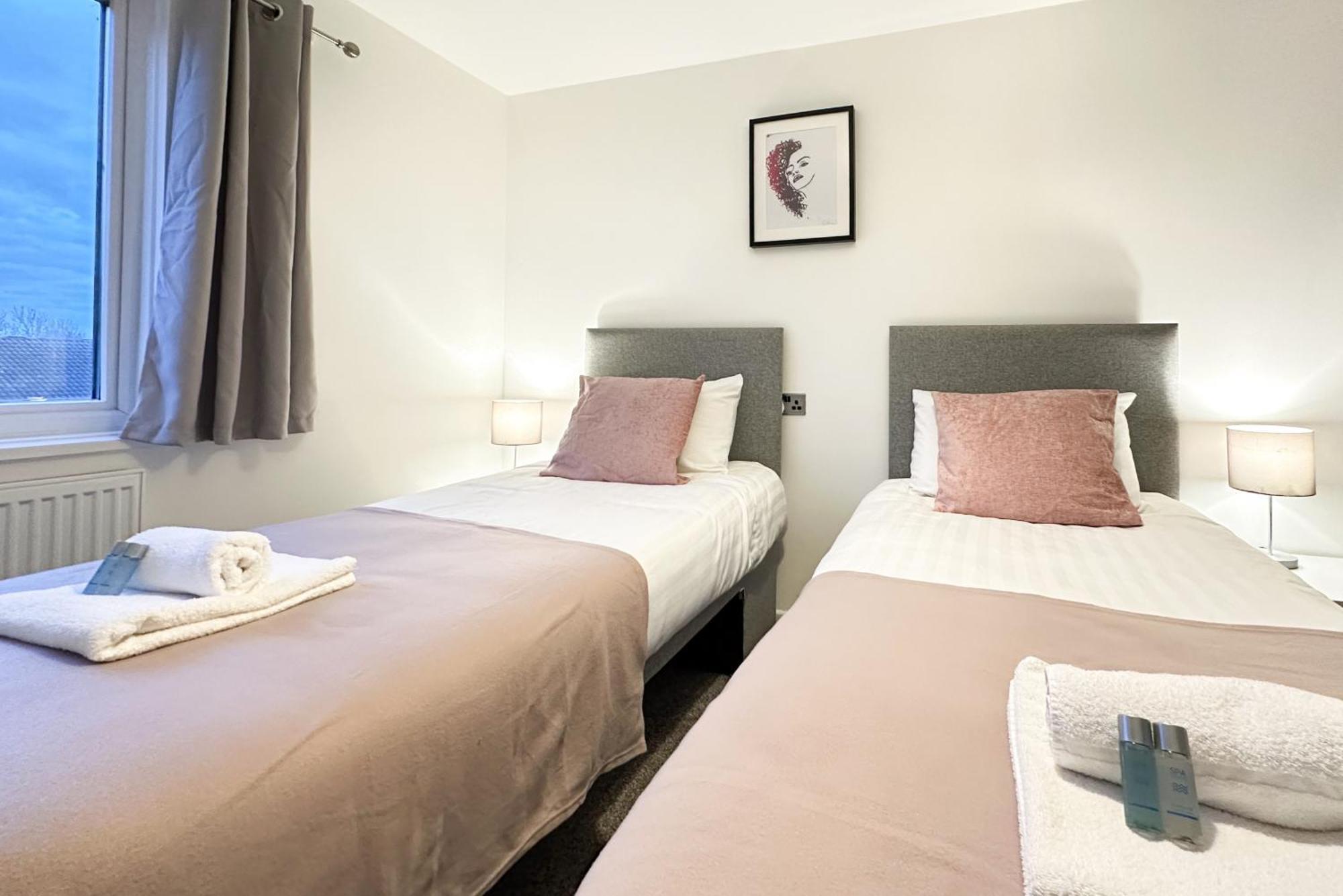 Elegant Contractor House: 6-bedroom Serviced With Free Wi-fi Holiday home Peterborough