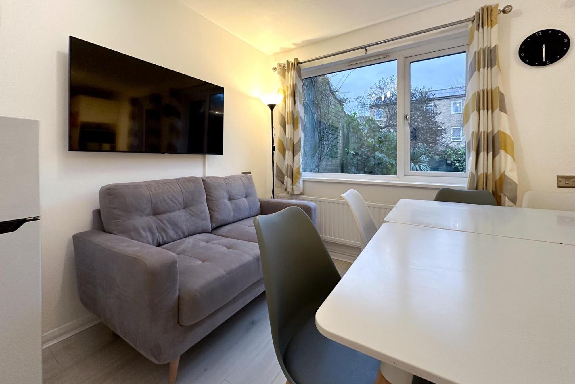 Elegant Contractor House: 6-bedroom Serviced With Free Wi-fi *
