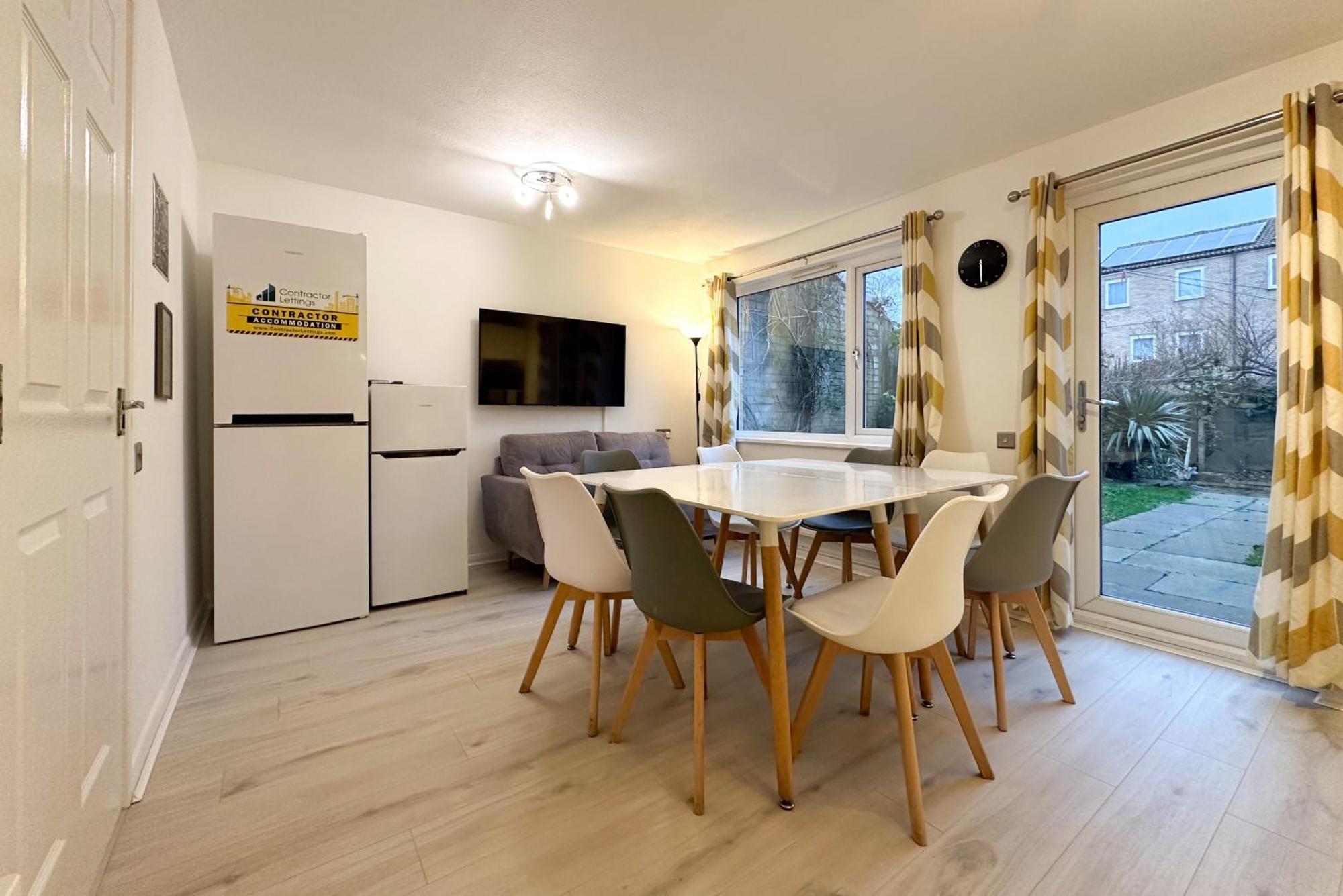Holiday home Elegant Contractor House: 6-bedroom Serviced With Free Wi-fi