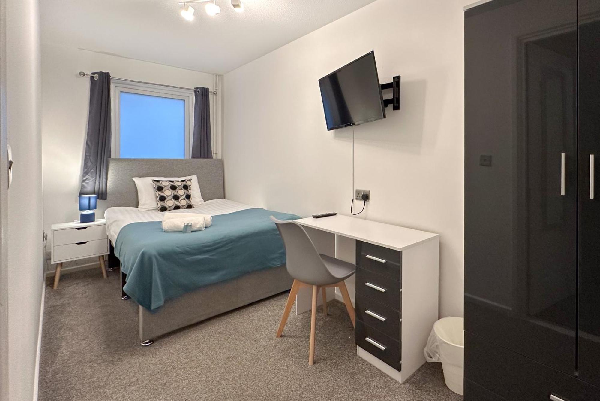 Elegant Contractor House: 6-bedroom Serviced With Free Wi-fi Holiday home Peterborough