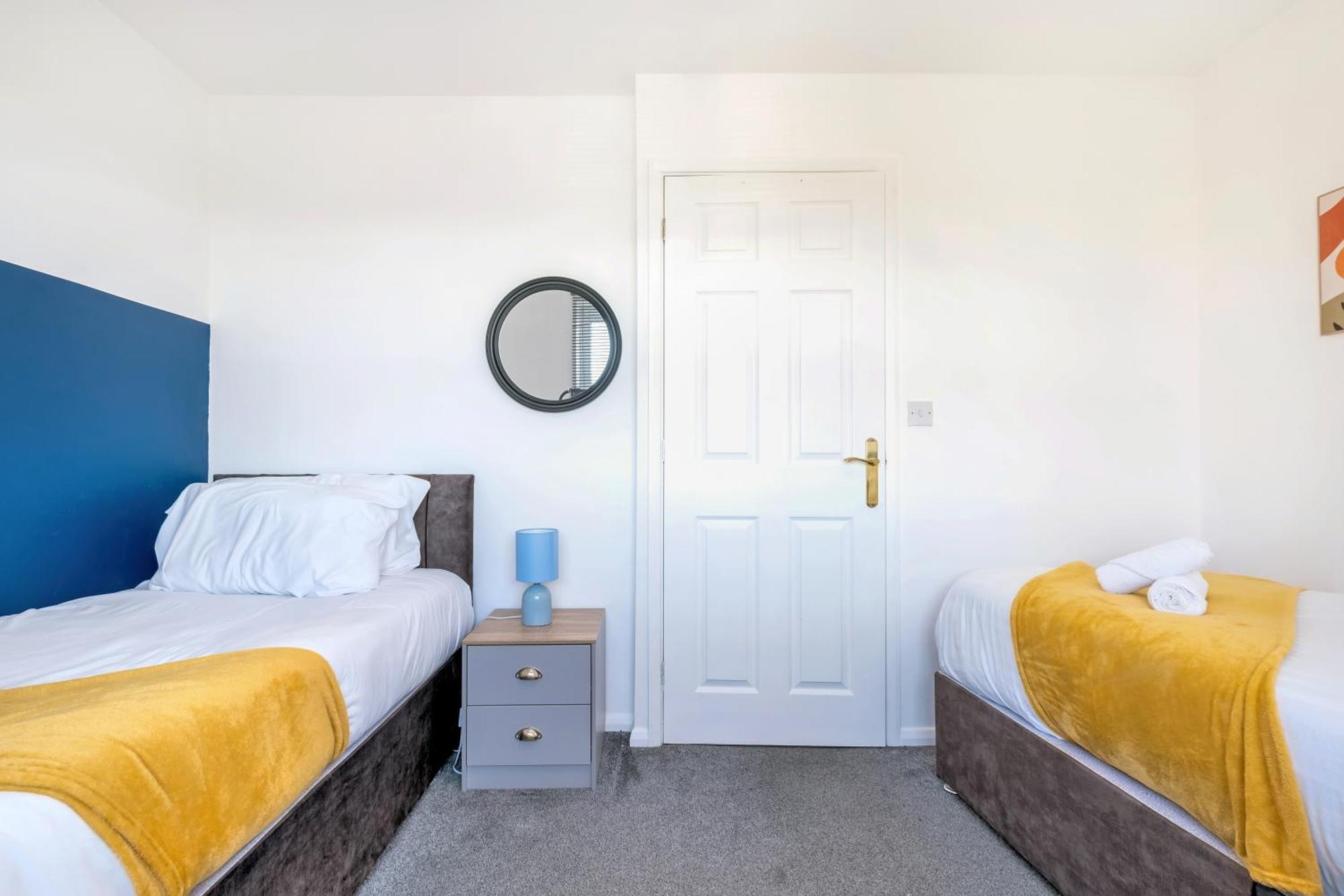 2 Bed House In - Sleeps 4 *