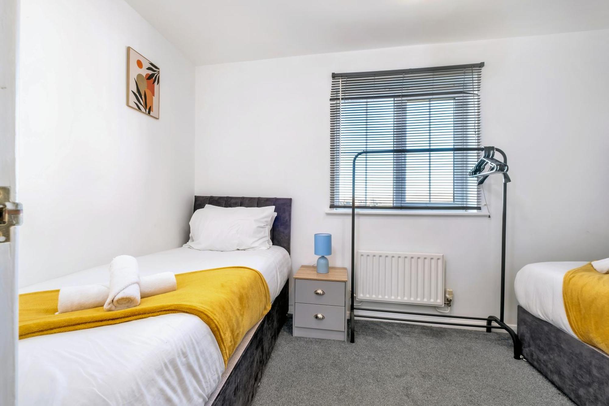 2 Bed House In - Sleeps 4 * Peterborough