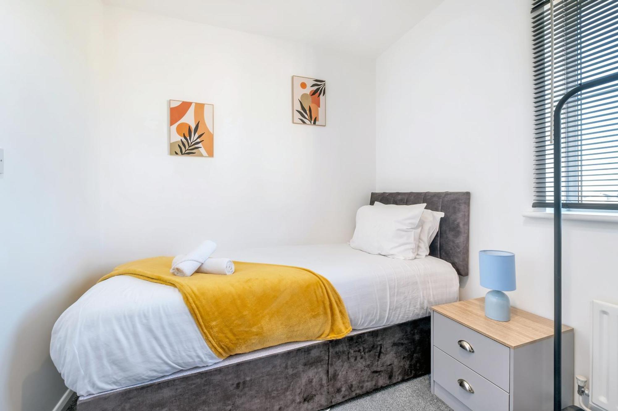 2 Bed House In - Sleeps 4 *