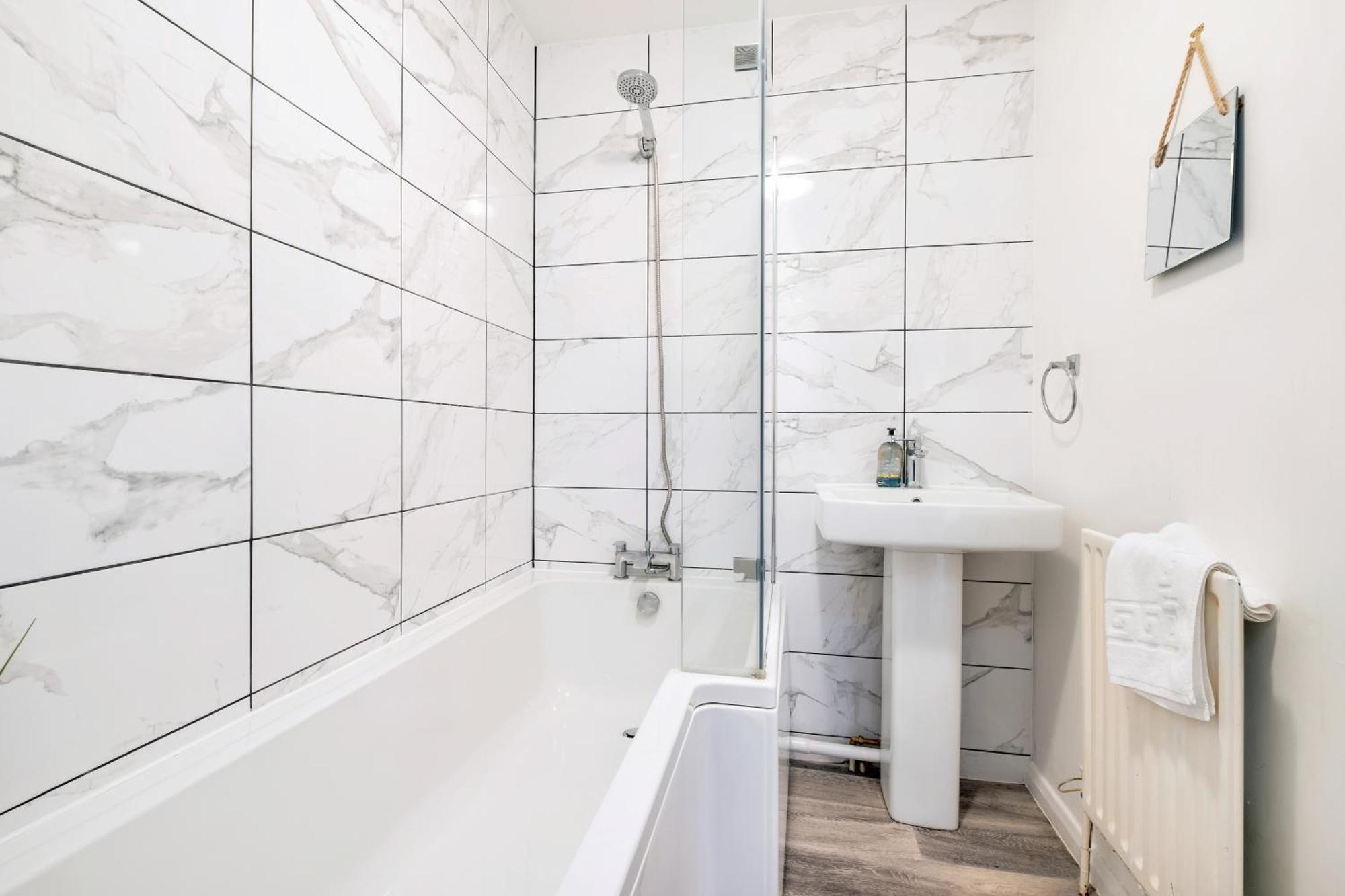 2 Bed House In - Sleeps 4 *