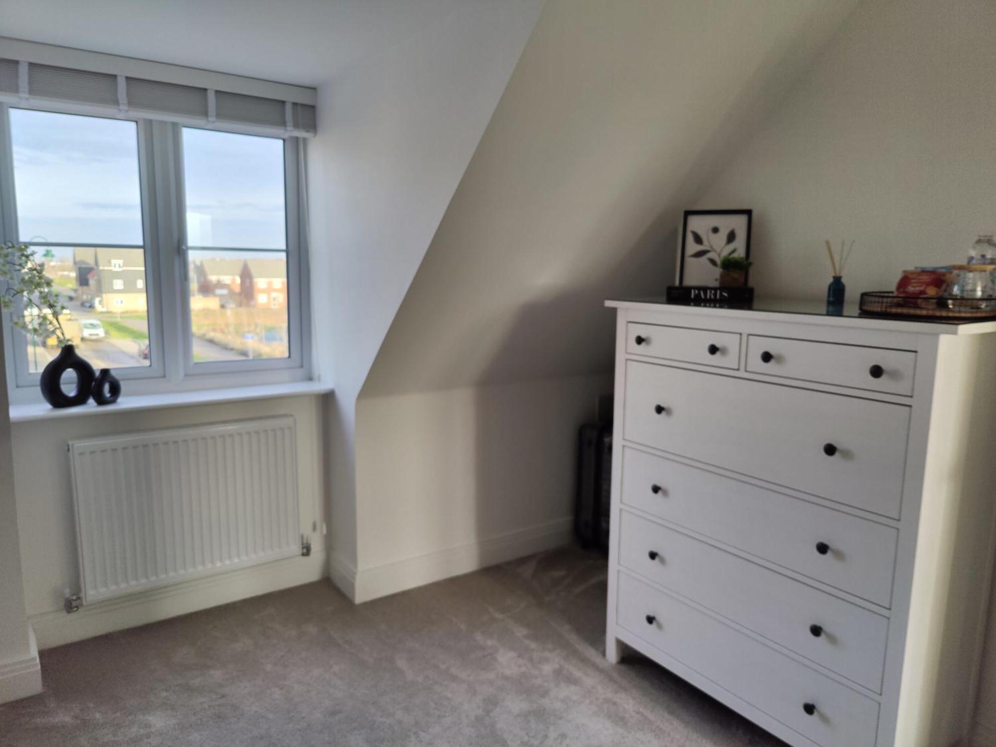Cozy Retreat In Posh Hampton - Free Wi-fi, Parking Bed & Breakfast *