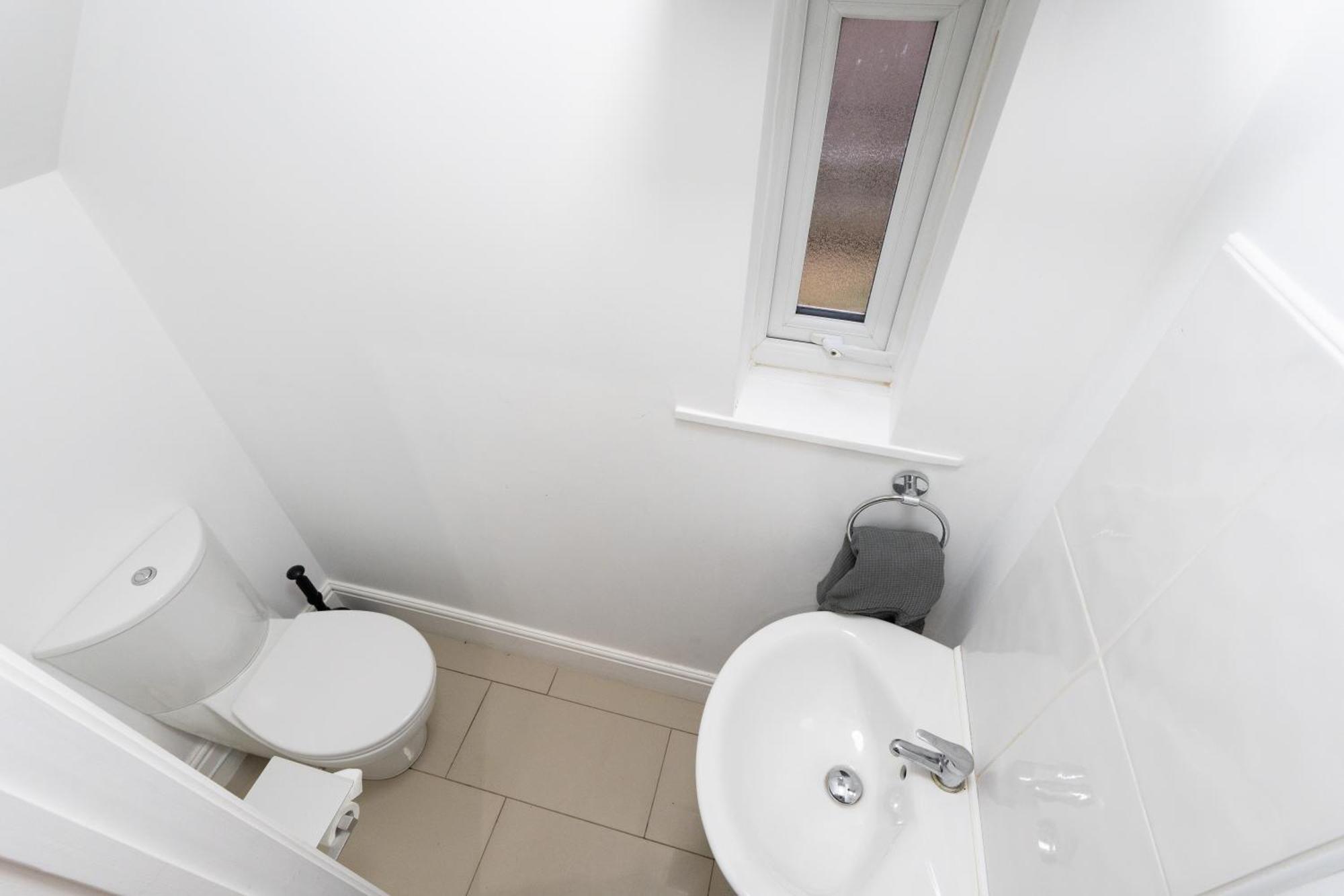 Charming Home, Short Walk To Shops & Station In Holiday home