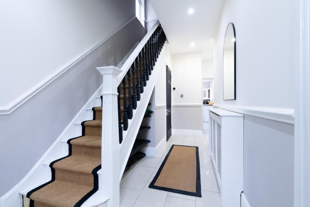 Charming Home, Short Walk To Shops & Station In * Peterborough