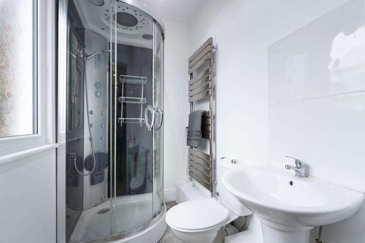 Charming Home, Short Walk To Shops & Station In Holiday home Peterborough