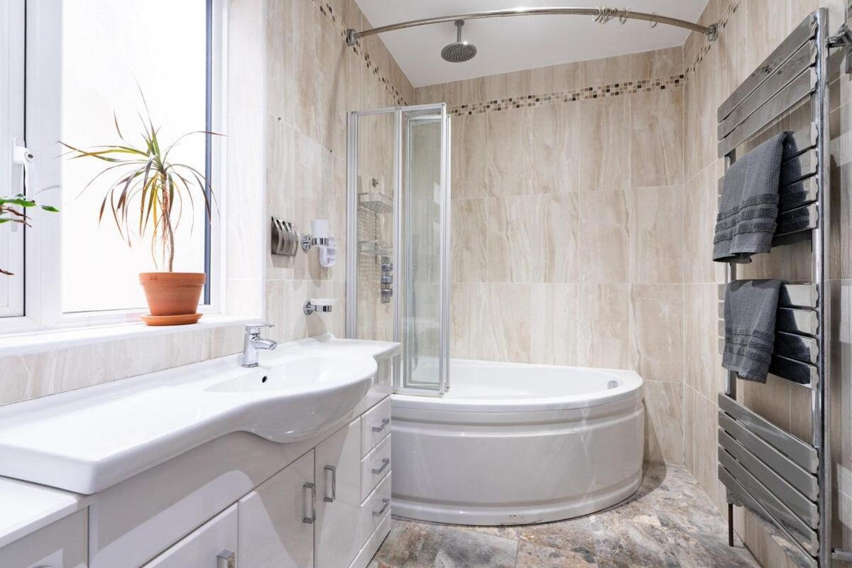 Charming Home, Short Walk To Shops & Station In Holiday home