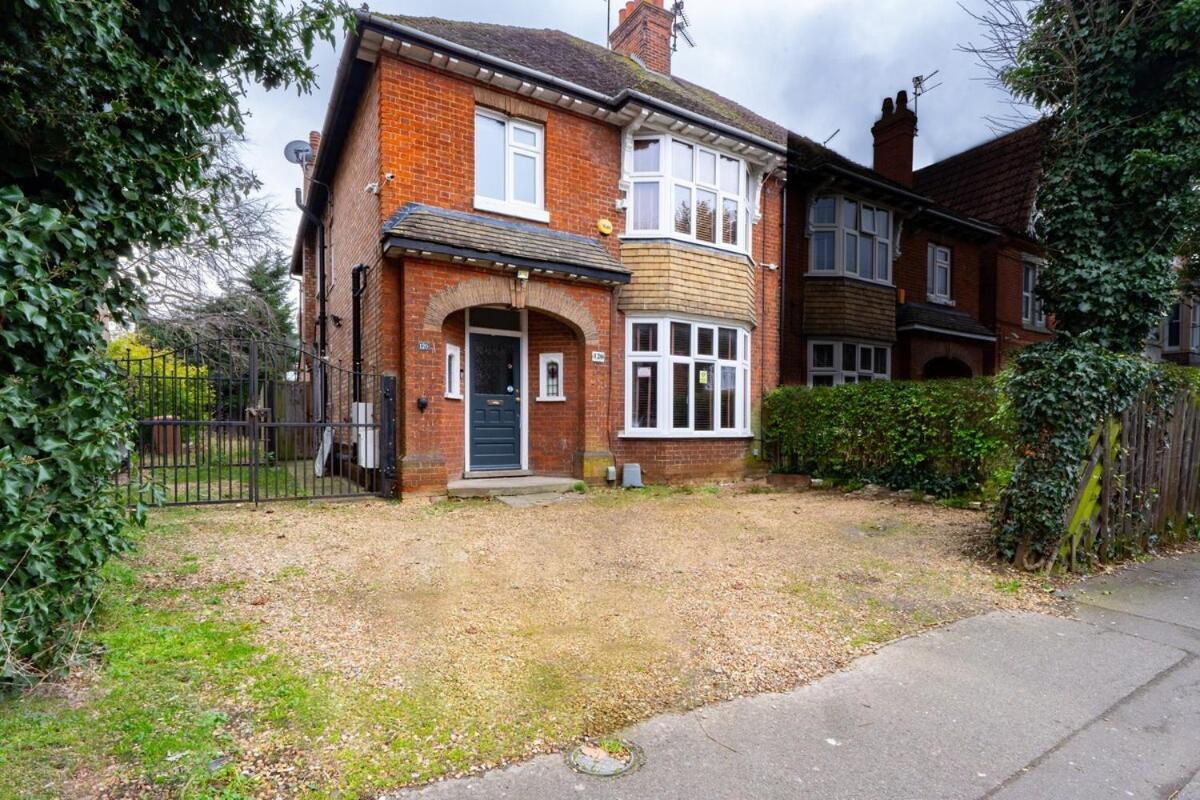 Charming Home, Short Walk To Shops & Station In Holiday home *