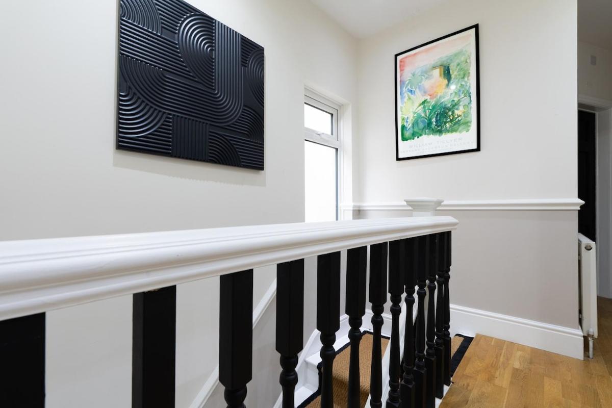 Charming Home, Short Walk To Shops & Station In Holiday home *