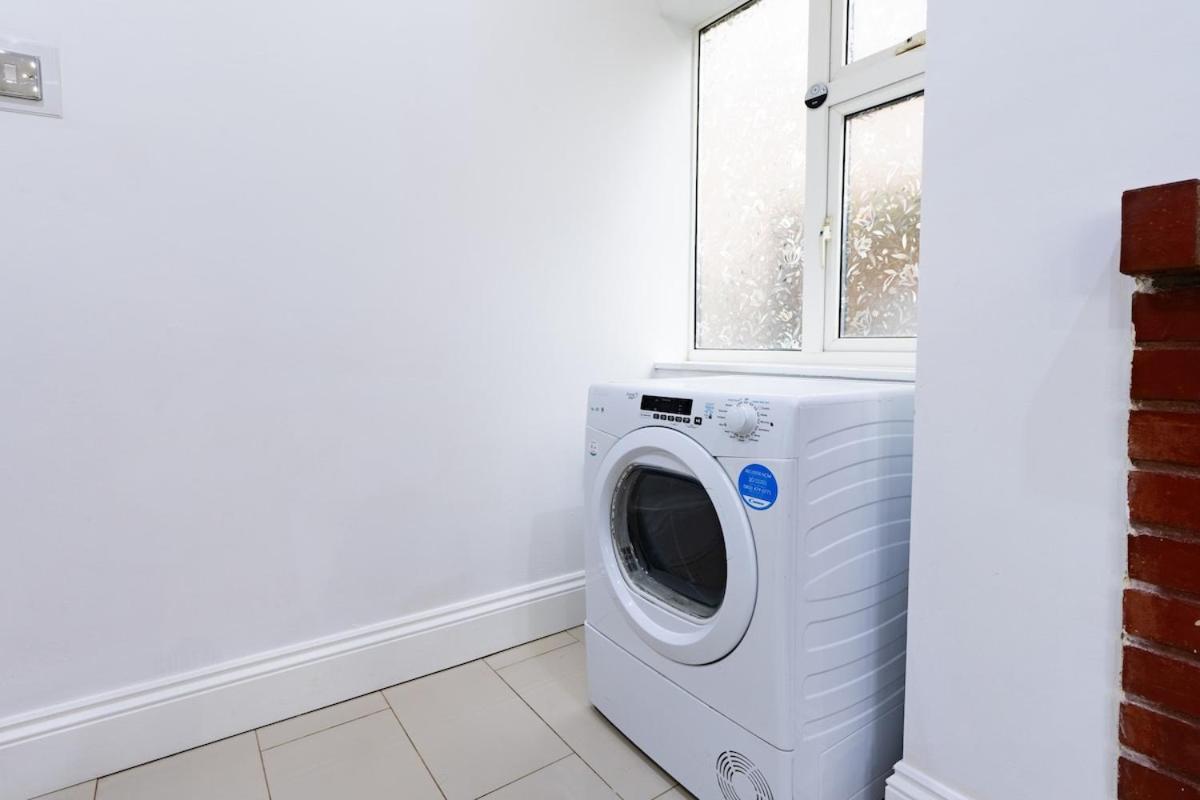 Charming Home, Short Walk To Shops & Station In Holiday home Peterborough