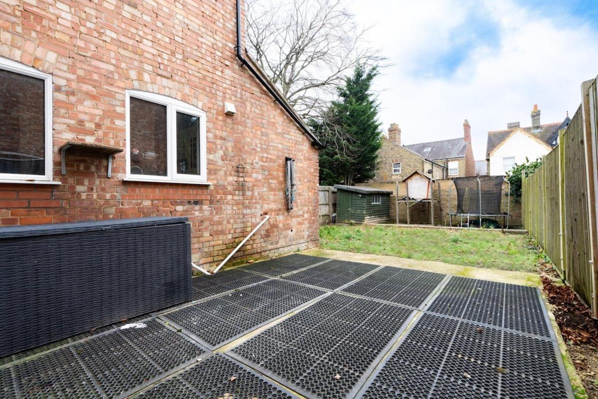 Charming Home, Short Walk To Shops & Station In Peterborough