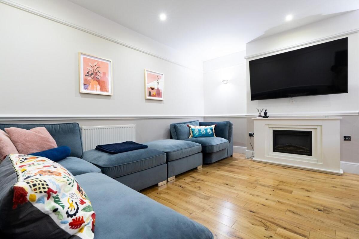 Holiday home Charming Home, Short Walk To Shops & Station In *