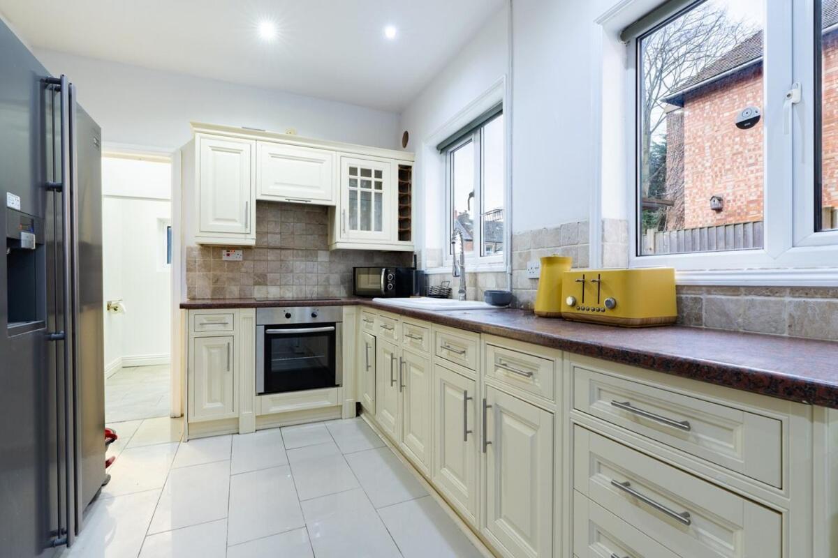 Holiday home Charming Home, Short Walk To Shops & Station In