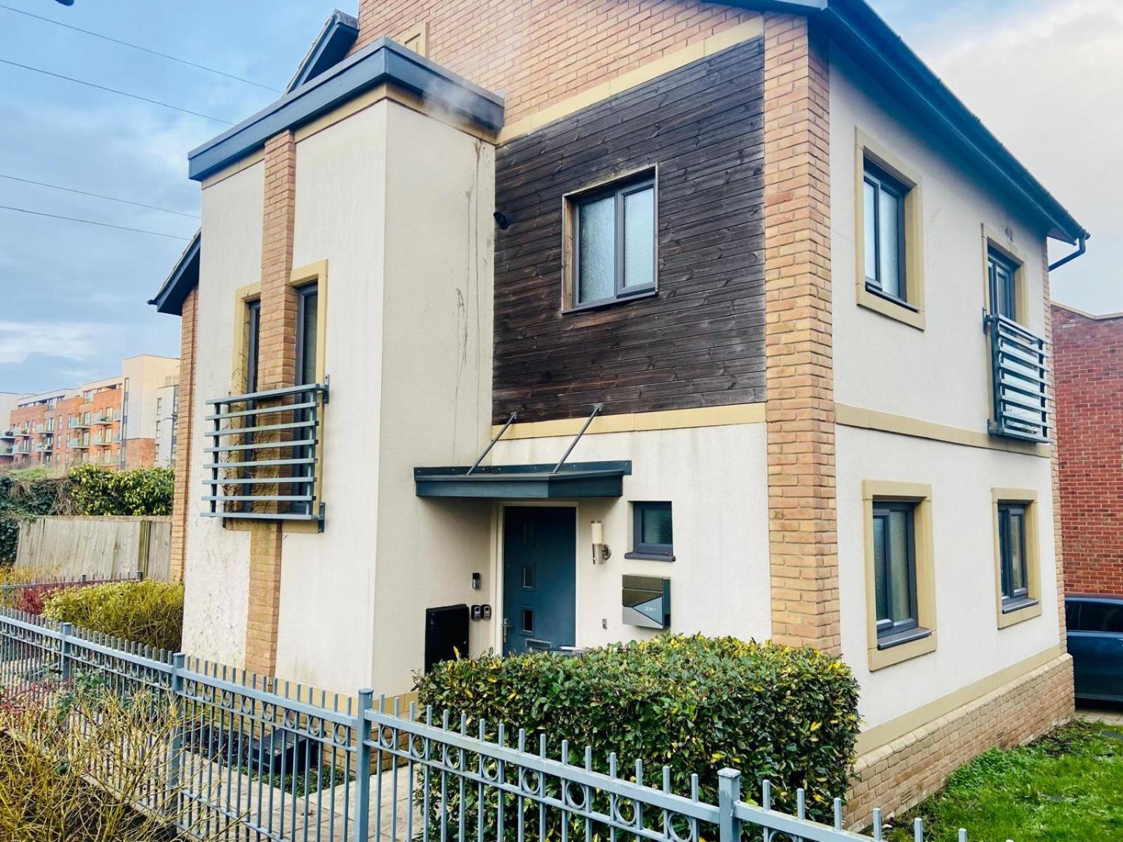Spacious & Modern 3 Bed House Apartment