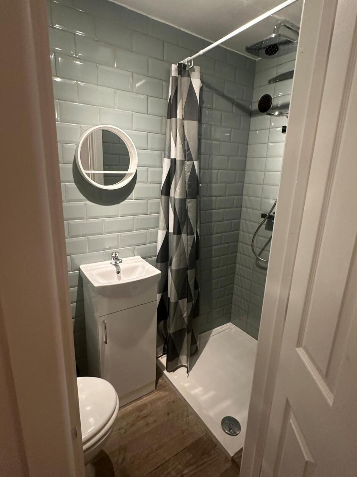 Spacious En-suite Near Hospital And Shops