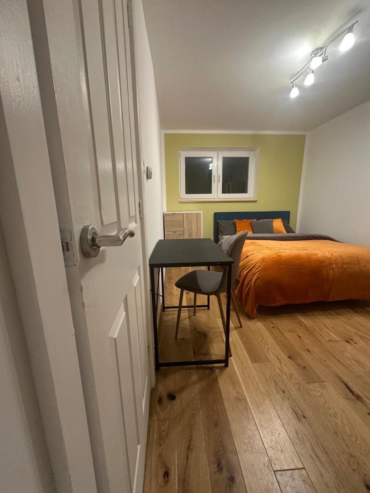 Spacious En-suite Near Hospital And Shops Apartment
