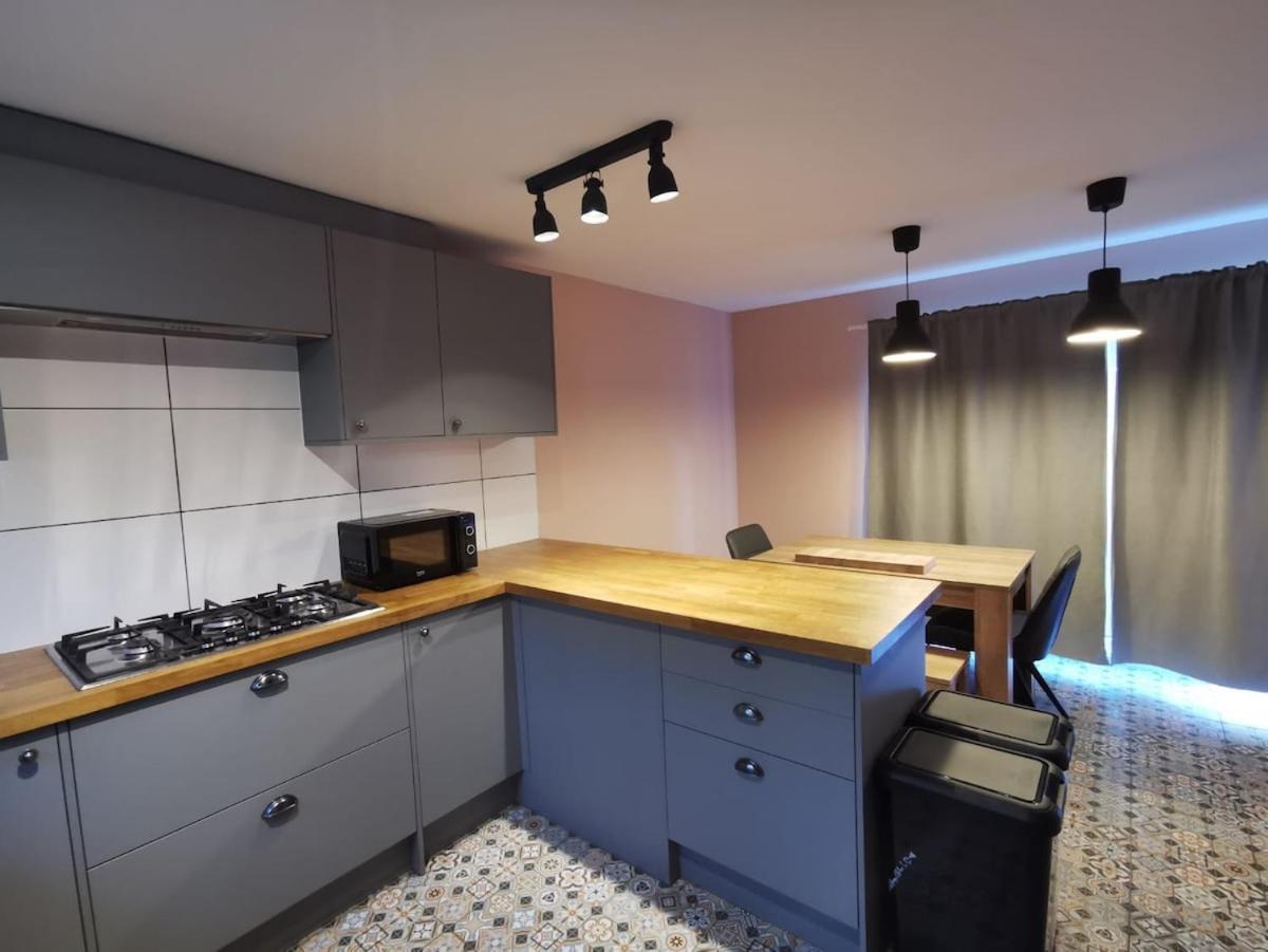 Spacious En-suite Near Hospital And Shops