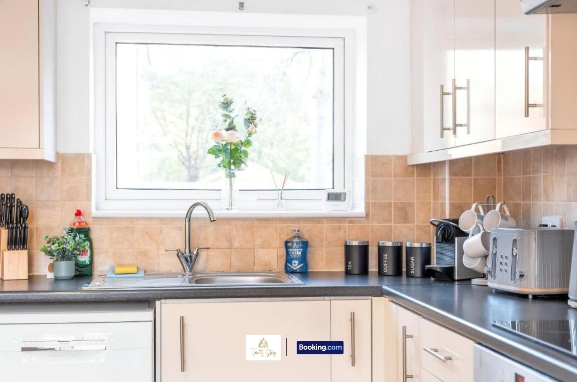 Holiday home Spacious 4 Bedroom House Convenient Location By Trinity Short Lets & Serviced *