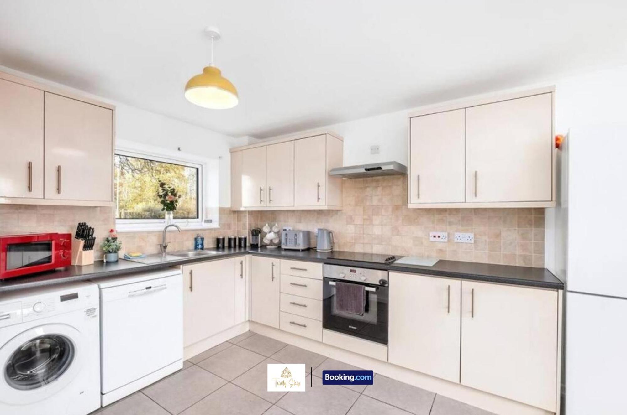 Spacious 4 Bedroom House Convenient Location By Trinity Short Lets & Serviced Holiday home