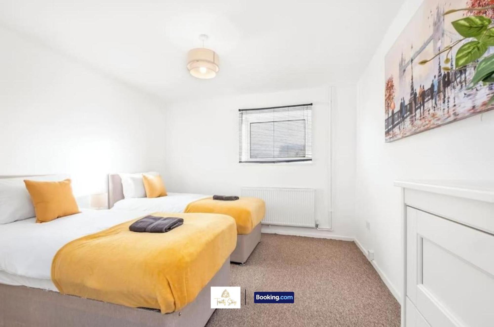 Spacious 4 Bedroom House Convenient Location By Trinity Short Lets & Serviced Holiday home *