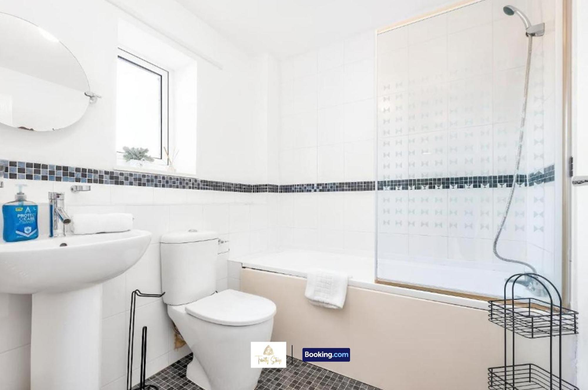 Spacious 4 Bedroom House Convenient Location By Trinity Short Lets & Serviced *