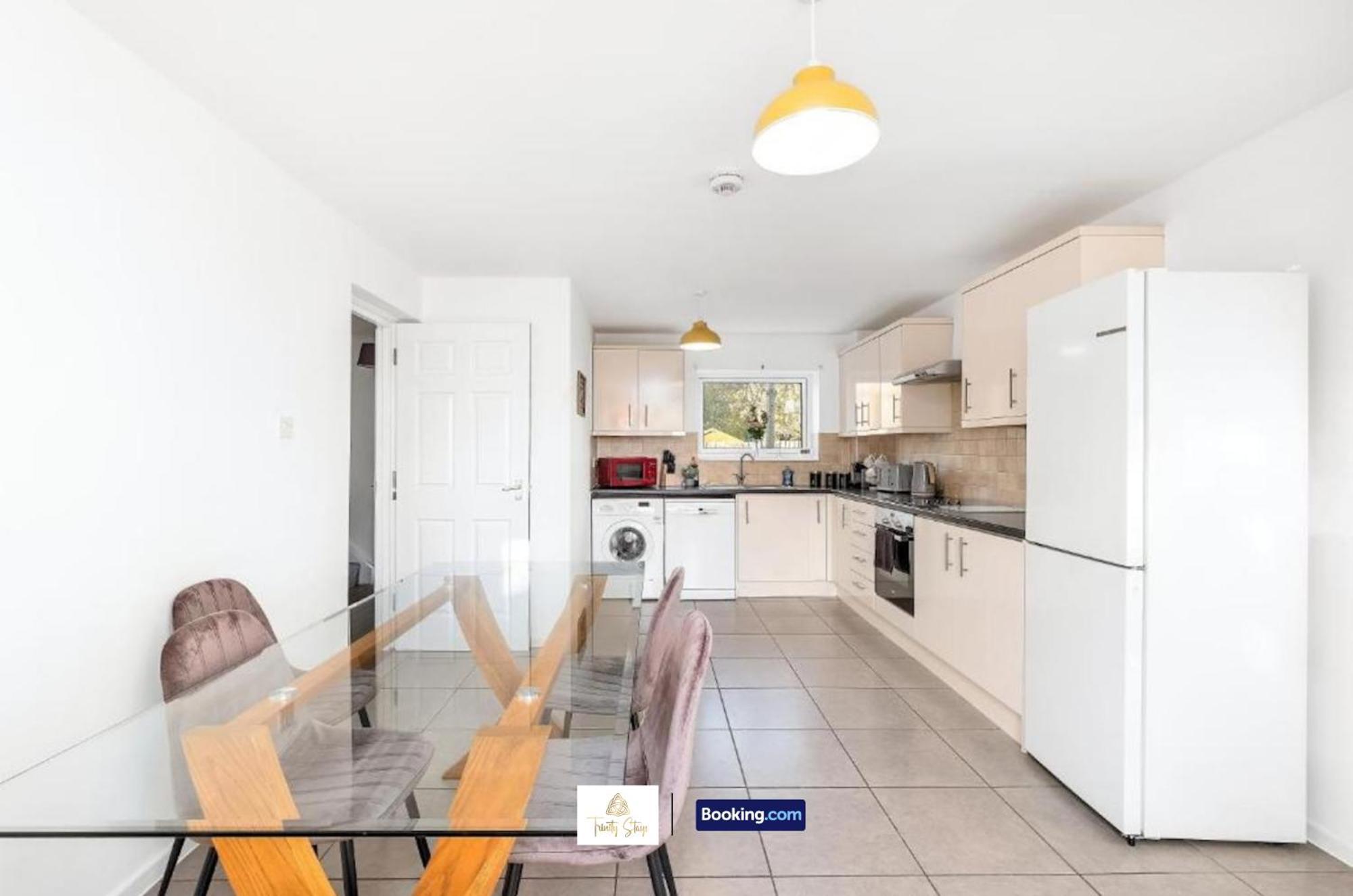 Spacious 4 Bedroom House Convenient Location By Trinity Short Lets & Serviced Peterborough