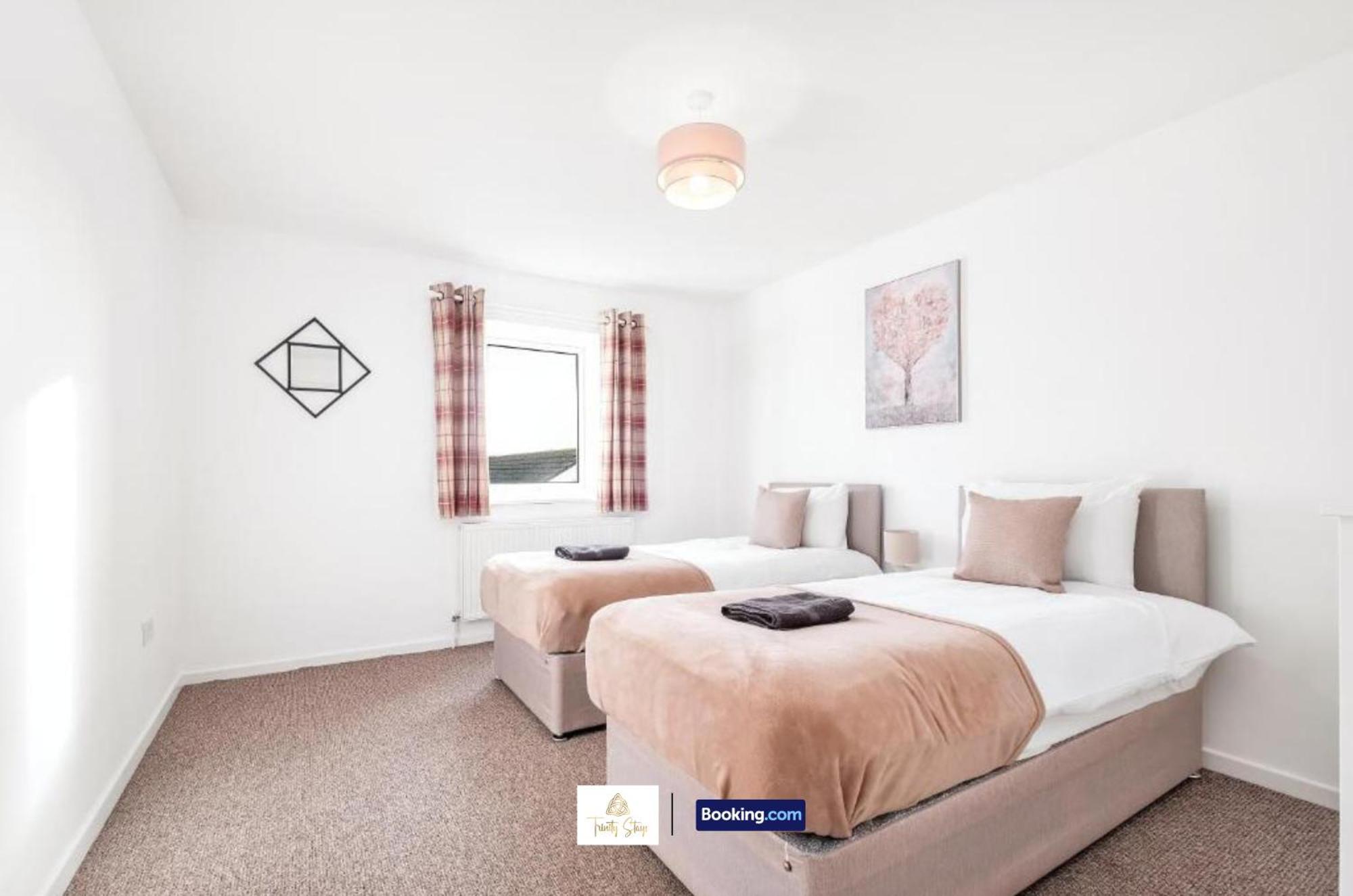 Spacious 4 Bedroom House Convenient Location By Trinity Short Lets & Serviced * Peterborough
