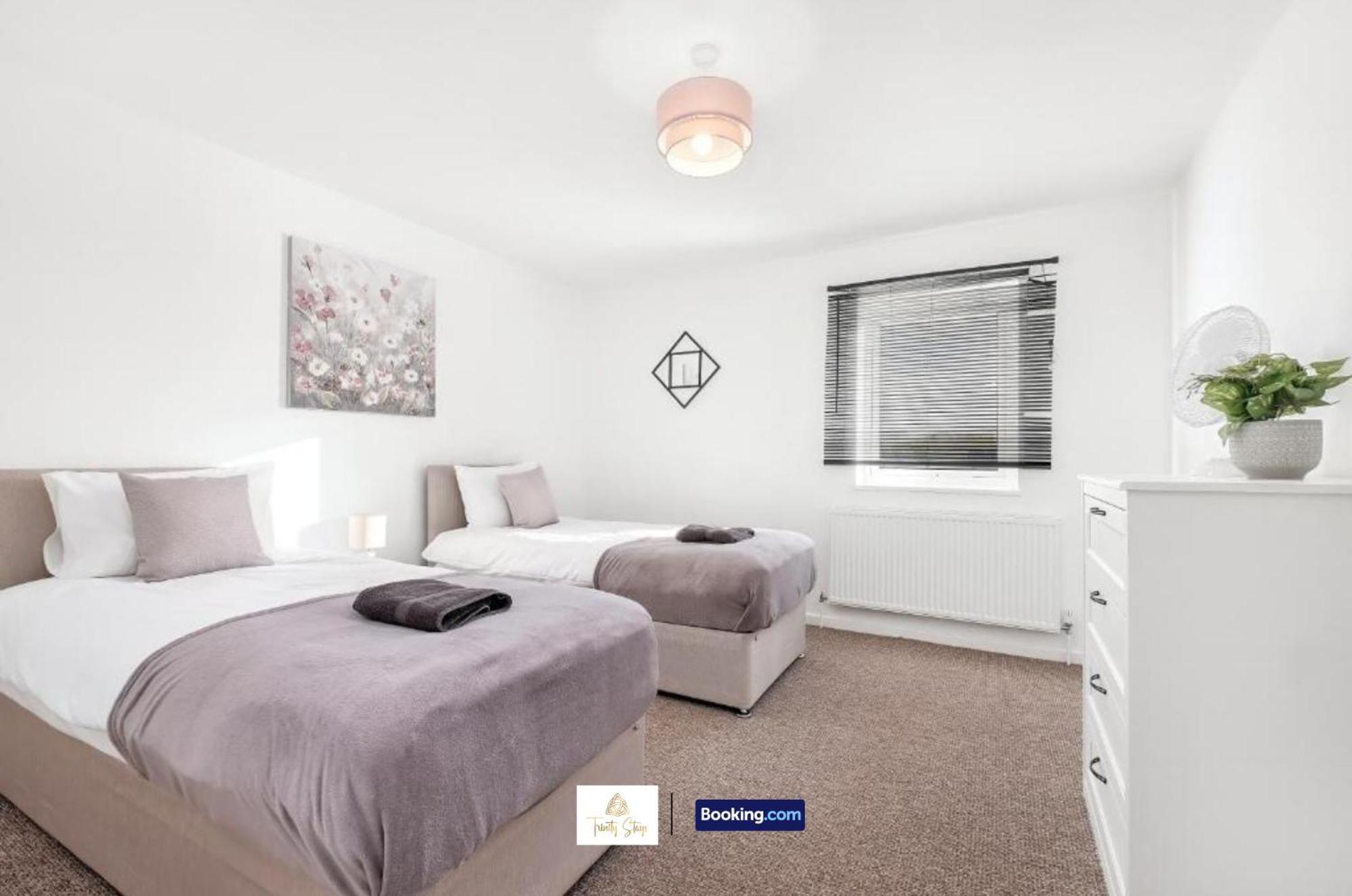Spacious 4 Bedroom House Convenient Location By Trinity Short Lets & Serviced Holiday home *