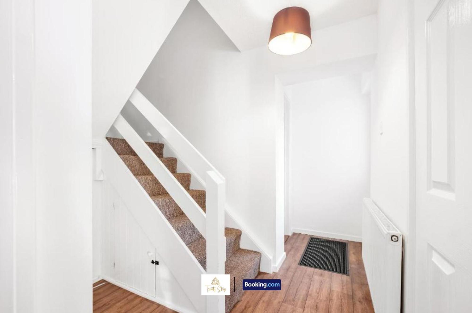 Spacious 4 Bedroom House Convenient Location By Trinity Short Lets & Serviced Holiday home Peterborough