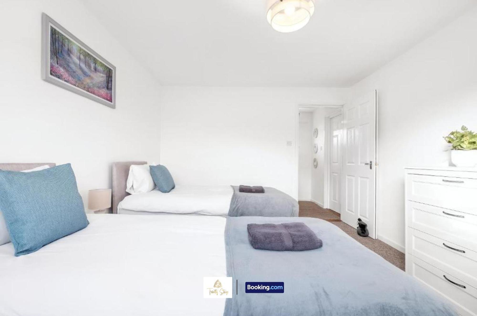 Spacious 4 Bedroom House Convenient Location By Trinity Short Lets & Serviced * Peterborough