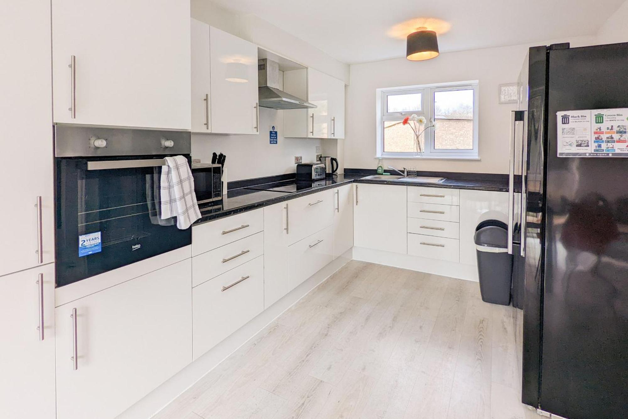 Outfield Homes: 5-bedroom Contractor House With Wi-fi Peterborough