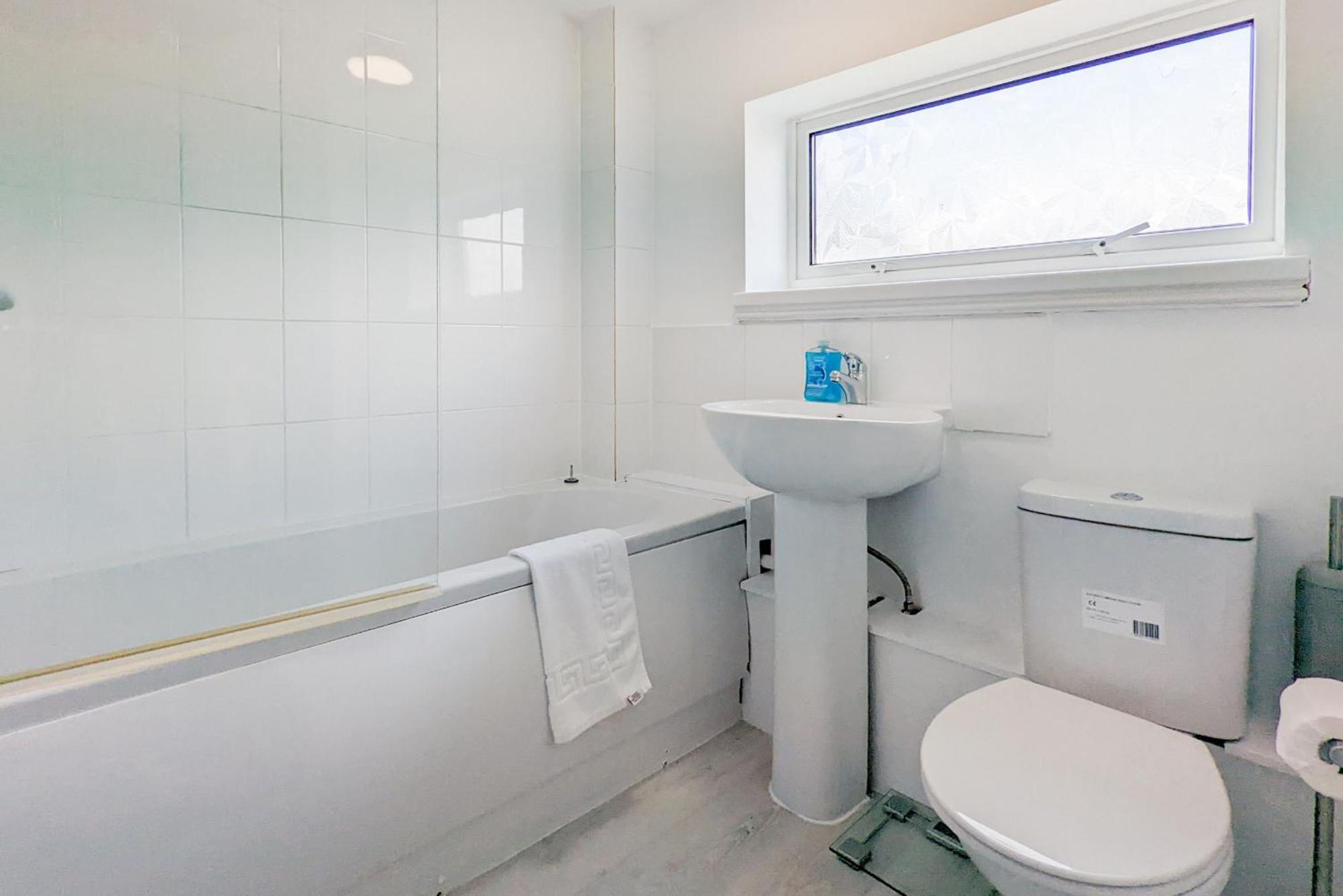 Outfield Homes: 5-bedroom Contractor House With Wi-fi * Peterborough